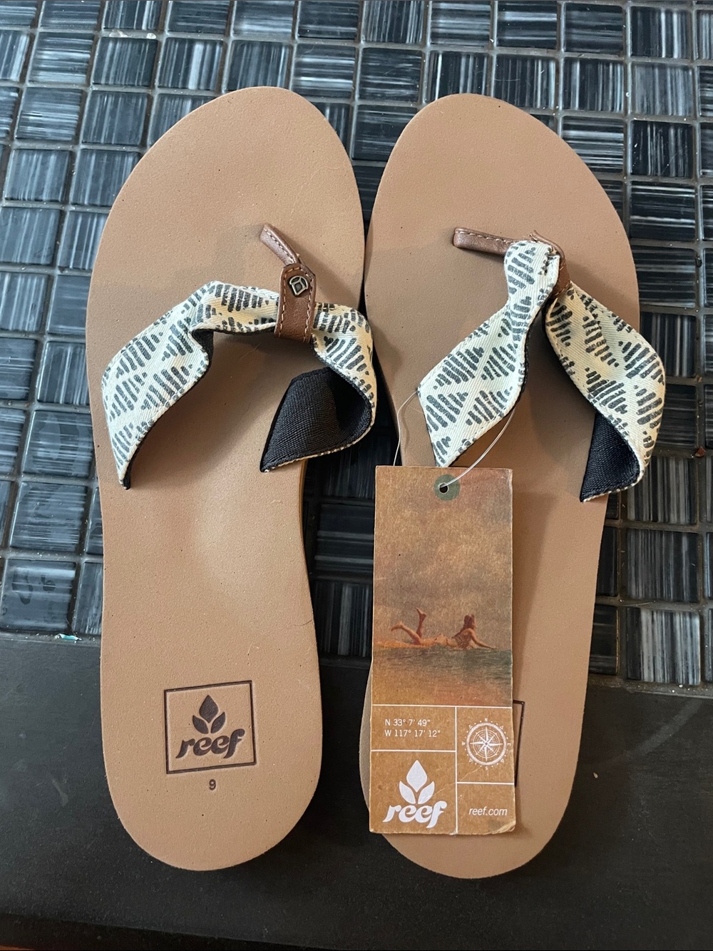 NWT Reef Women’s Brown Flip Flop Sandals with Patterned Fabric Straps